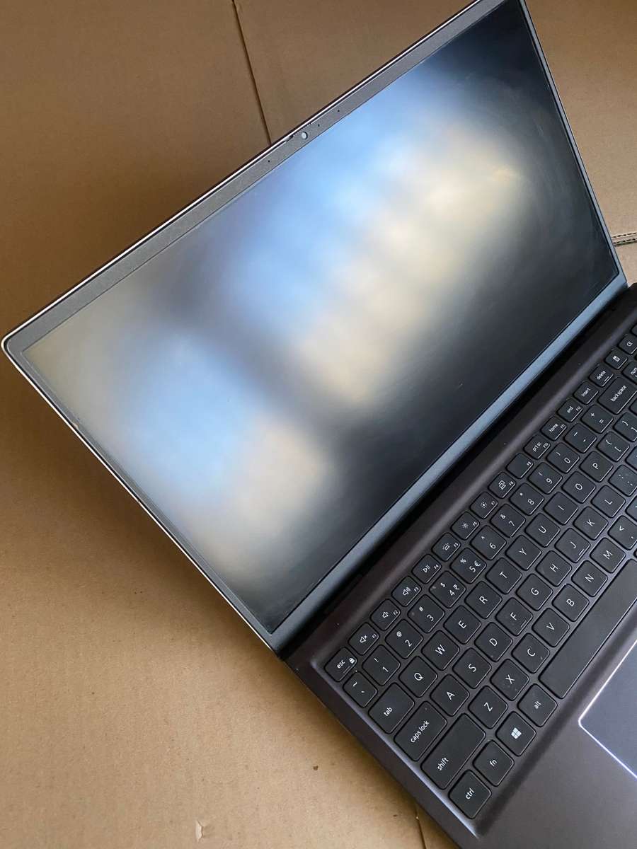 11TH GEN *INTEL IRIS Xe GRAPHICS * DELL VOSTRO 15 5510*CORE i5-11300H*3.10GHZ*8 GB RAM*256 GB SSD